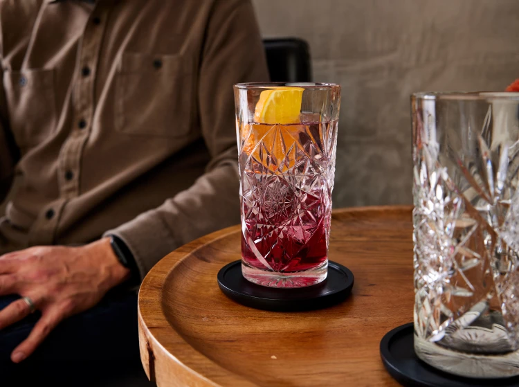 Wysoka szklanka HOBSTAR z drinkiem
