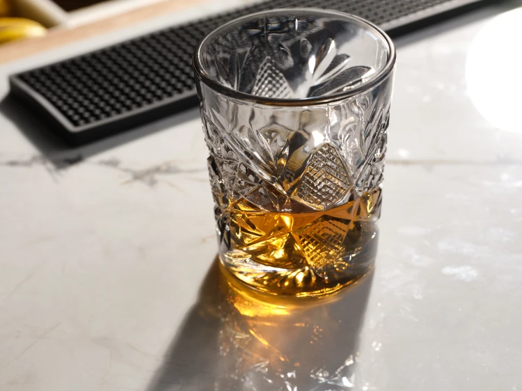 Szklanka z whisky i lodem, seria HOBSTAR, kolor szary