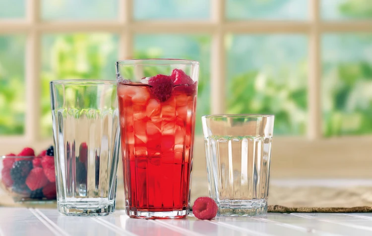 Szklanki z serii PANELED TUMBLERS w aranżacji.