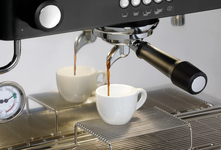 Ekspres do kawy kolbowy Bartscher Coffeeline B30 – 3 grupy, 17,5 l..