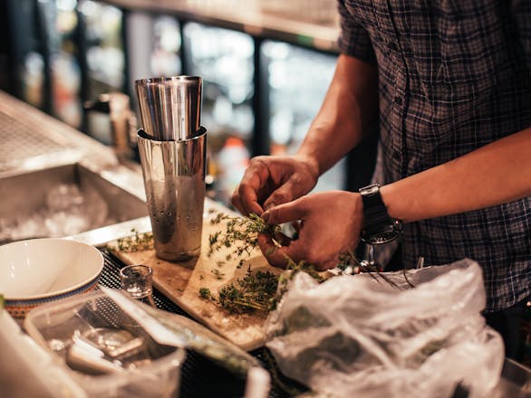 Nienormowany czas pracy w gastronomii – wyzwania i realia branży